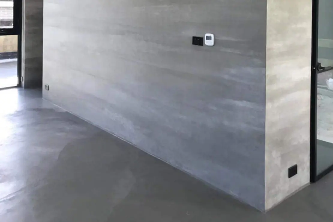 Maison avec des murs et des sols en béton ciré. Maison avec des murs et des sols en béton ciré.